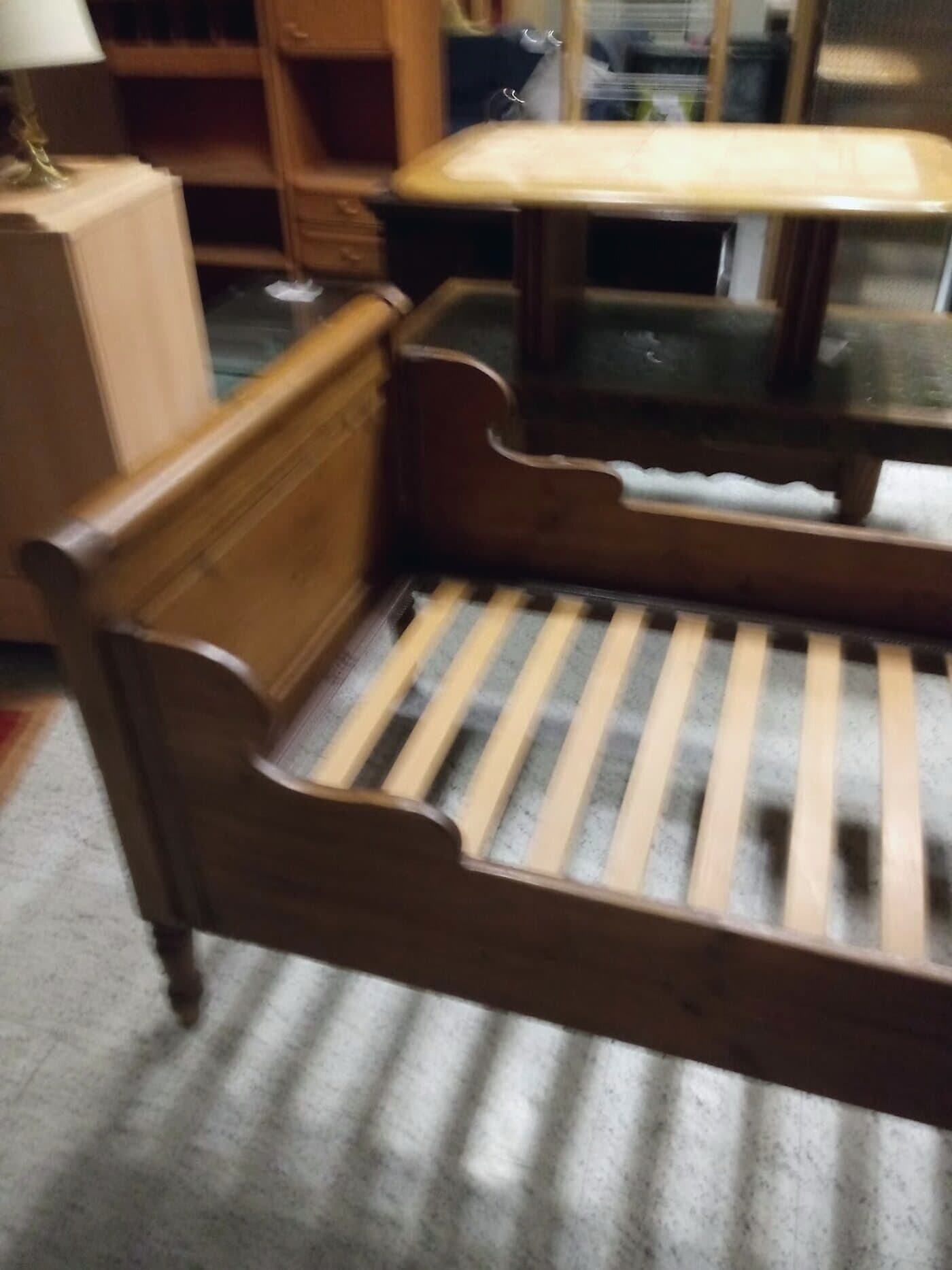 Bett & passende Beistelltische — Warmes Holz, komplett als Set. Gebrauchtes Möbelstück (Schlafen) im Sozialen Möbelkaufhaus Viernheim.