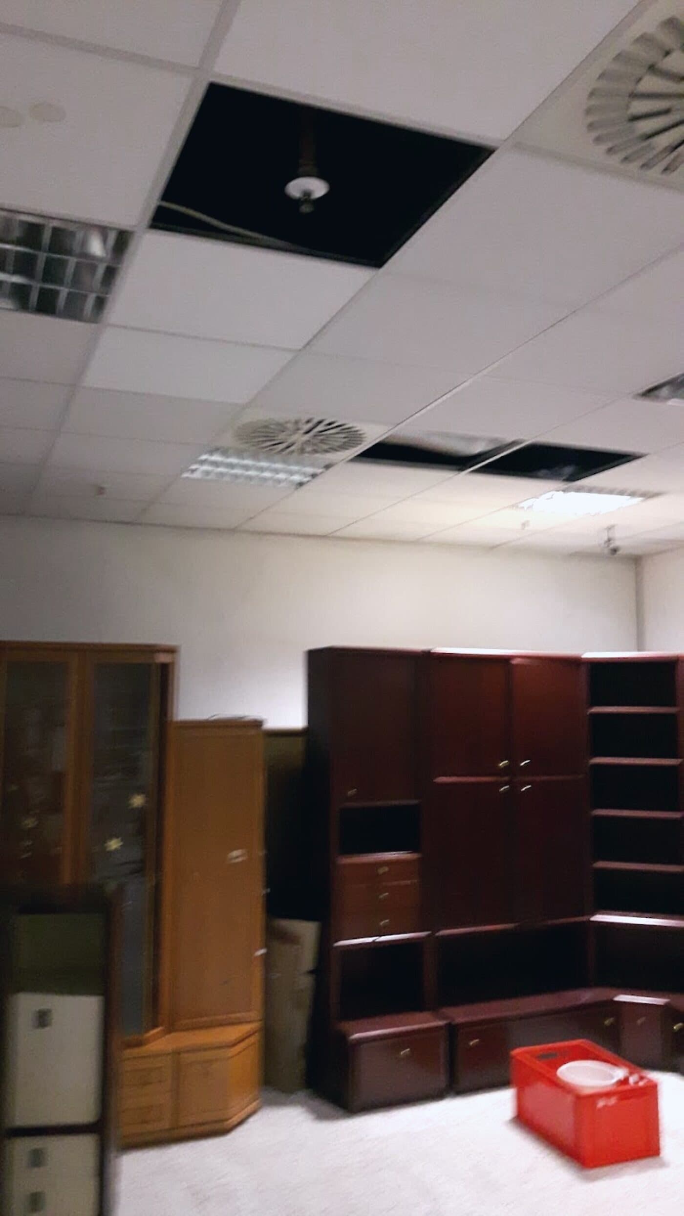 Schrank- & Regalkombination — Viel Stauraum, Vitrinen- & Schubelemente. Gebrauchtes Möbelstück (Büro & Aufbewahrung) im Sozialen Möbelkaufhaus Viernheim.